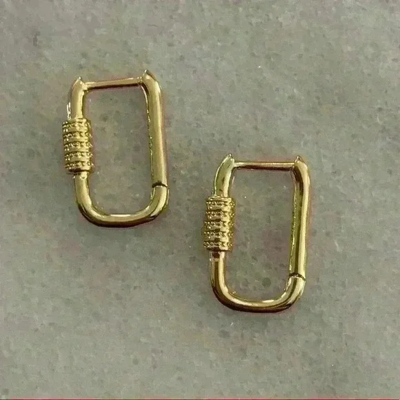 Gold Oval Hoop Earrings 

Brand New - Picture 2 of 4